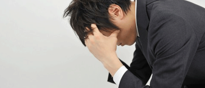 悩む男性