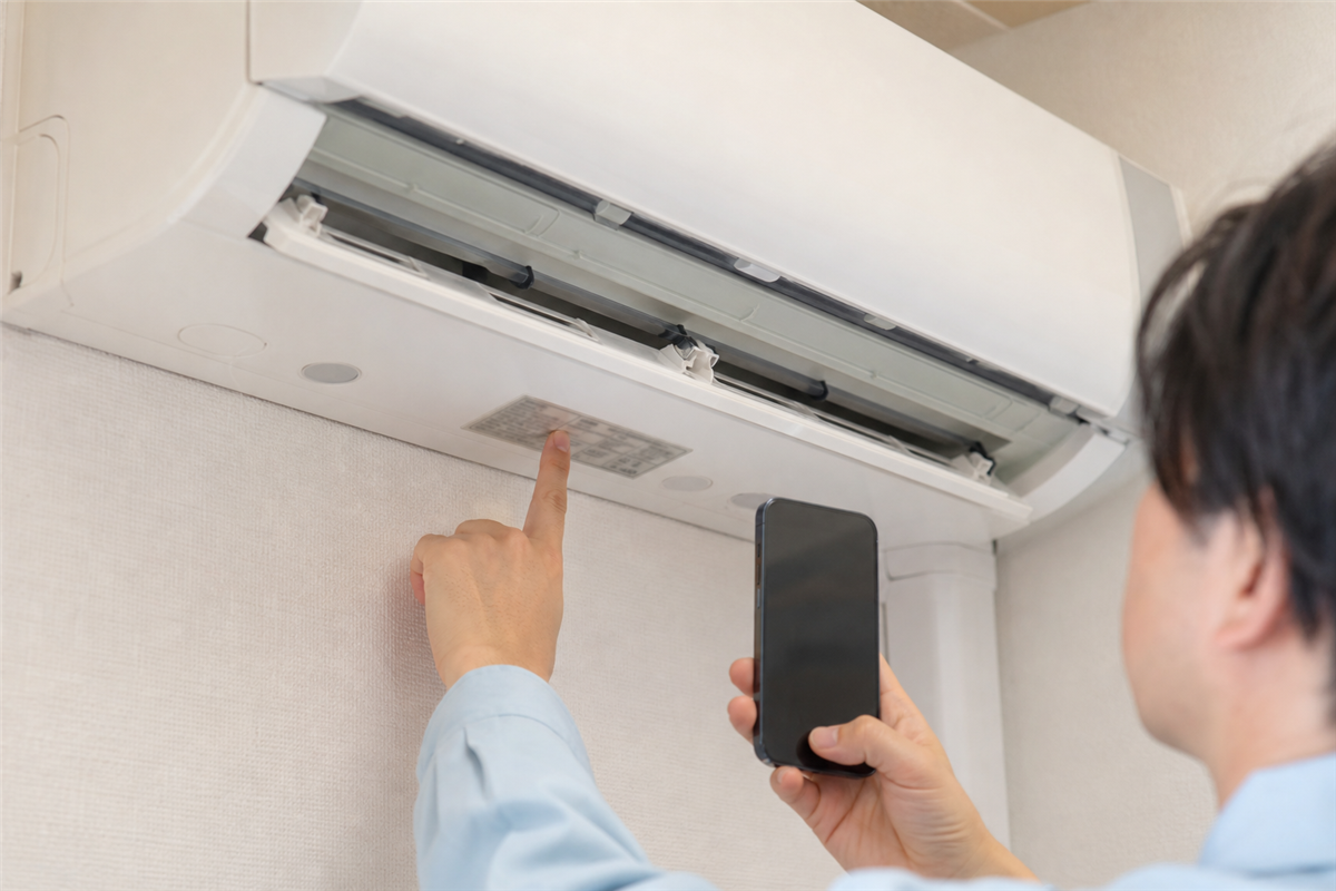 室内機の型番ラベルを撮影する様子