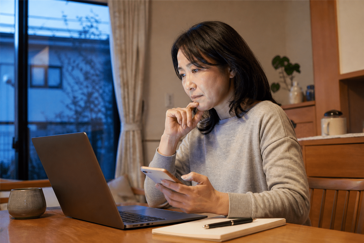 自治体の案内と回収事業者の許可を確認する様子