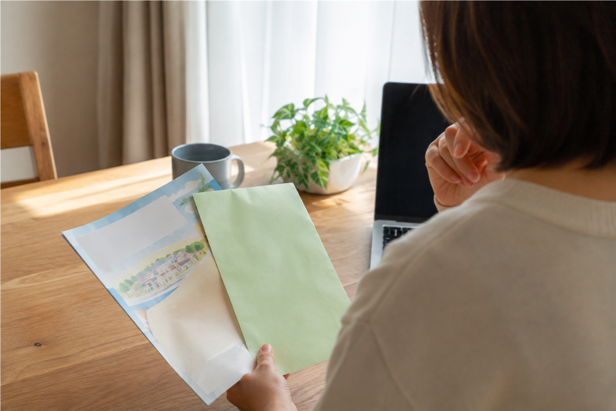回収チラシと自治体の案内を比較する手元