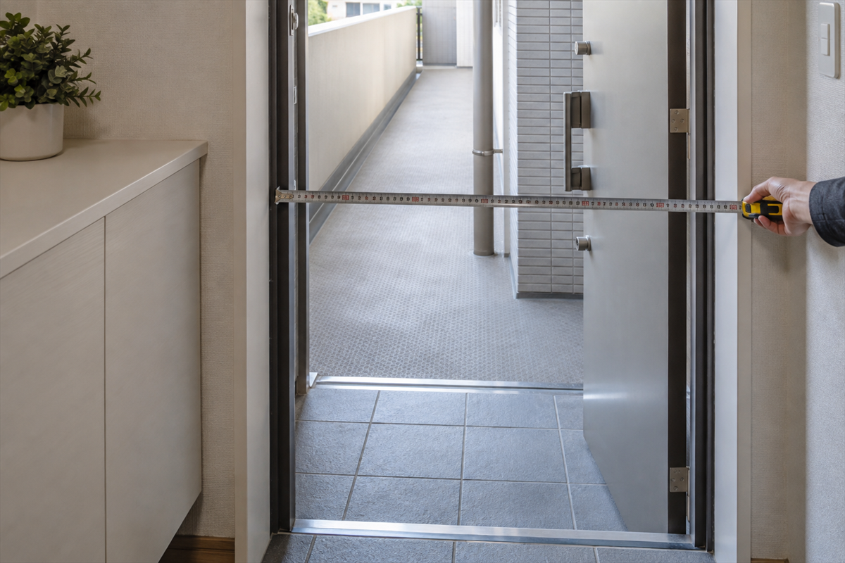 ソファの搬出経路となる玄関と廊下の開口部の採寸