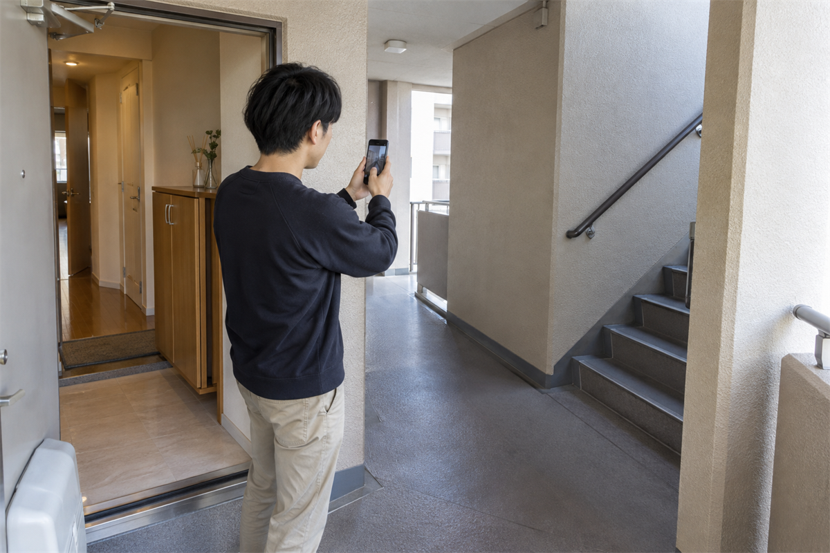 大型家具の搬出経路と階段条件を撮影する様子